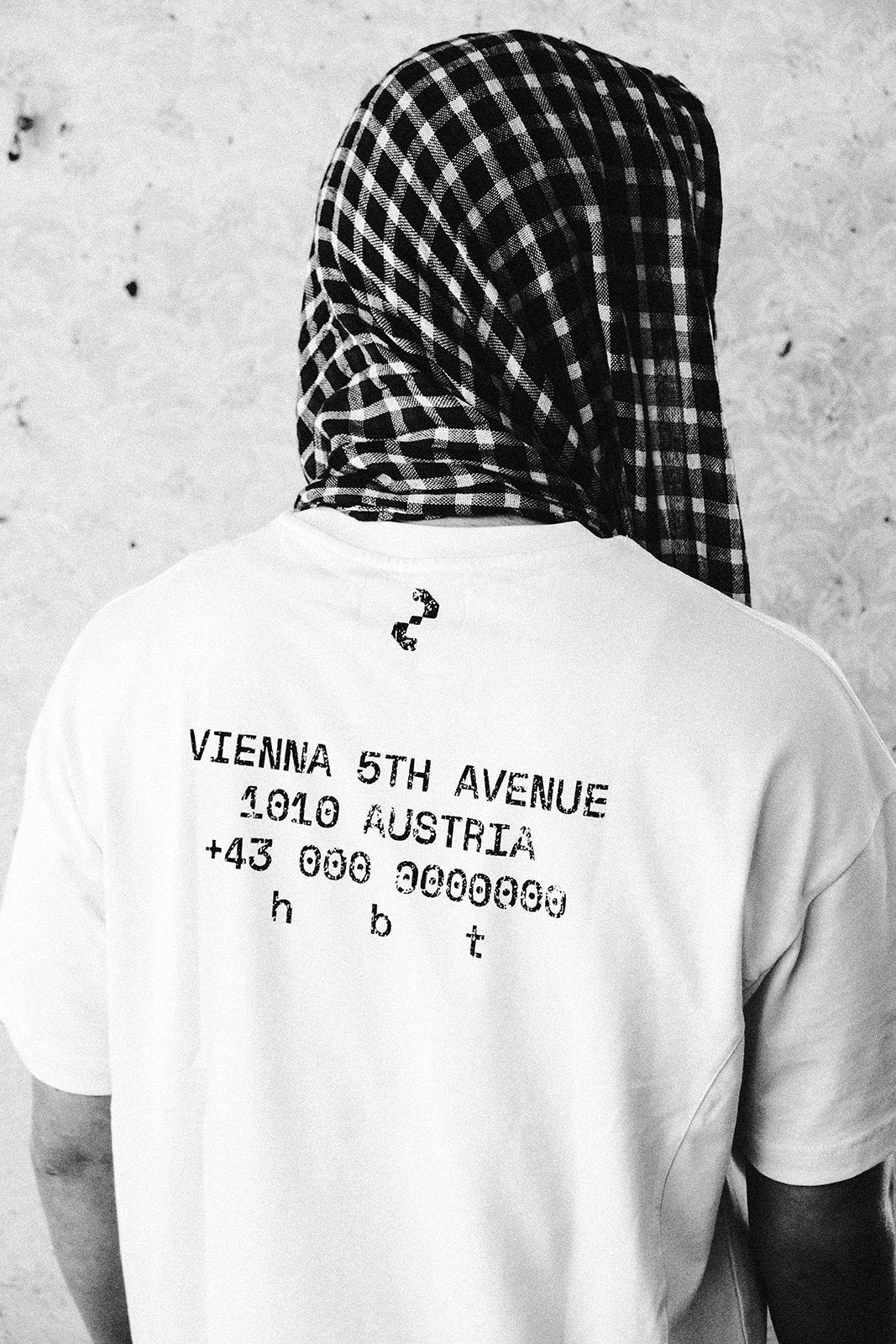 Männliches Model trägt cropped weißes T-Shirt mit Backprint