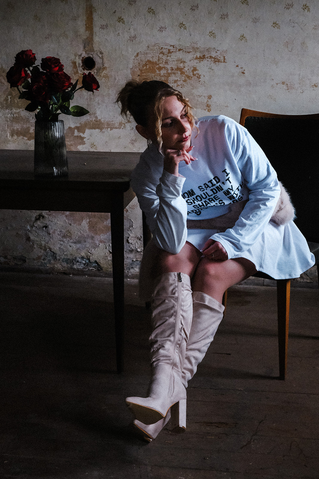 Streetwear Outfit: Weibiches Model trägt cropped HBT Shirt in cooler Kulisse