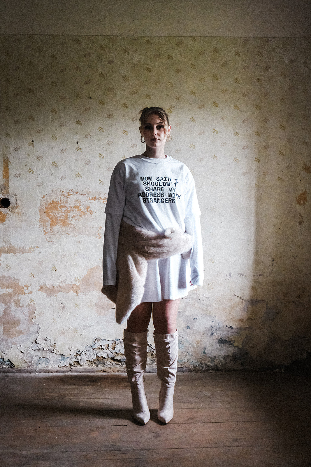 Weibliches Model trägt cropped weißes T-Shirt mit Distressed Details