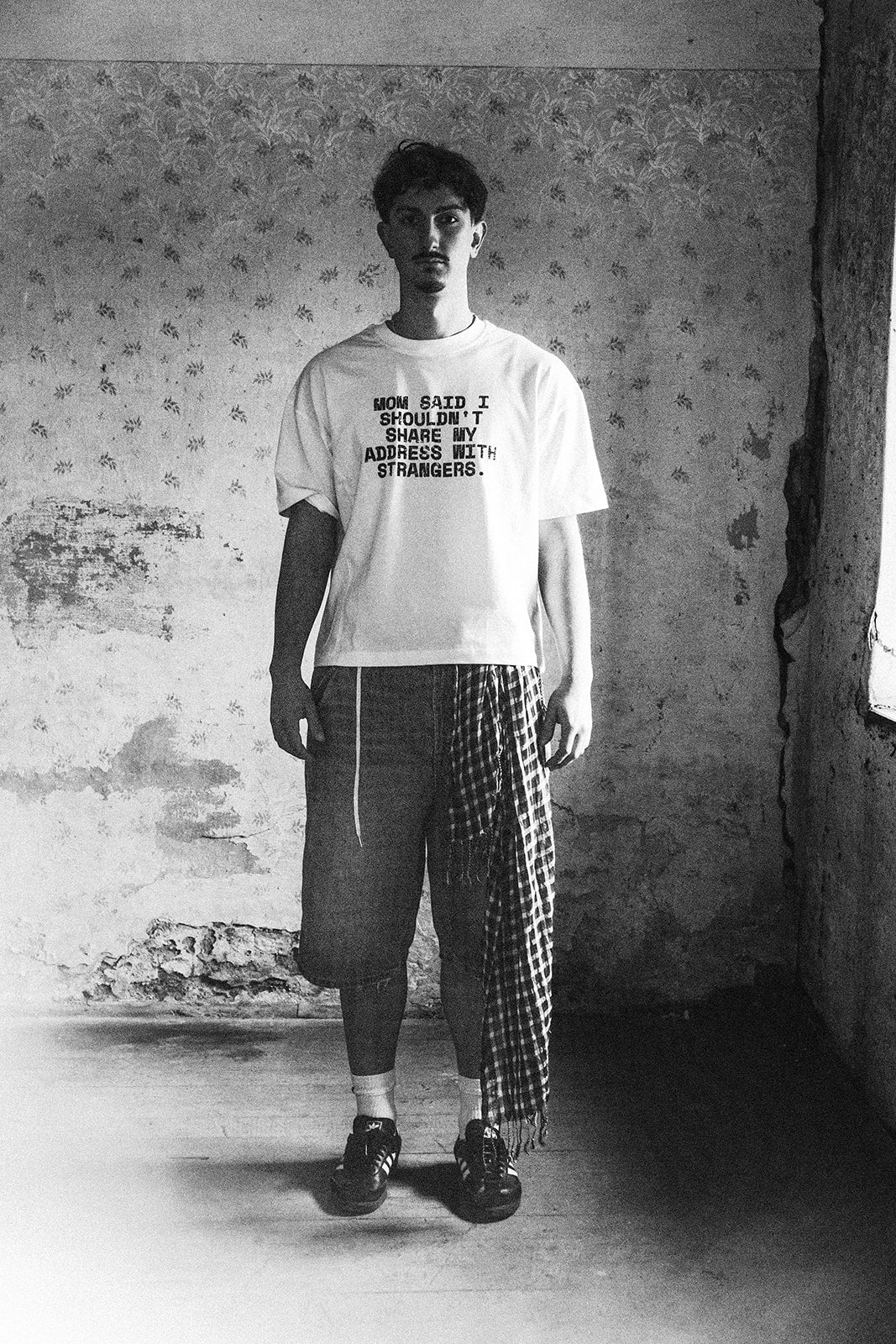 Cropped Weißes Tshirt Outfit im Schwarz Weiß Stil
