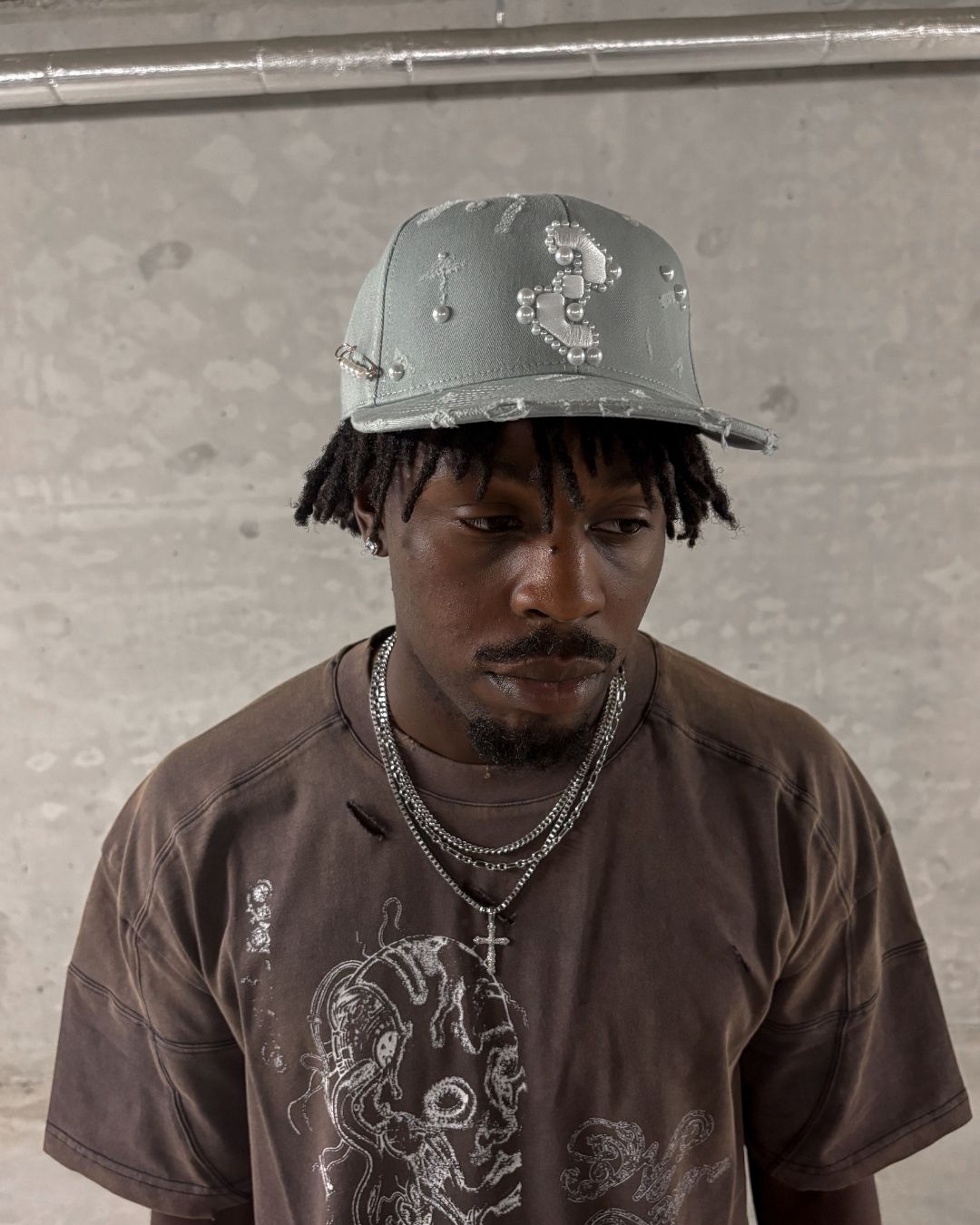 Graue Pearl Cap getragen nach vorne