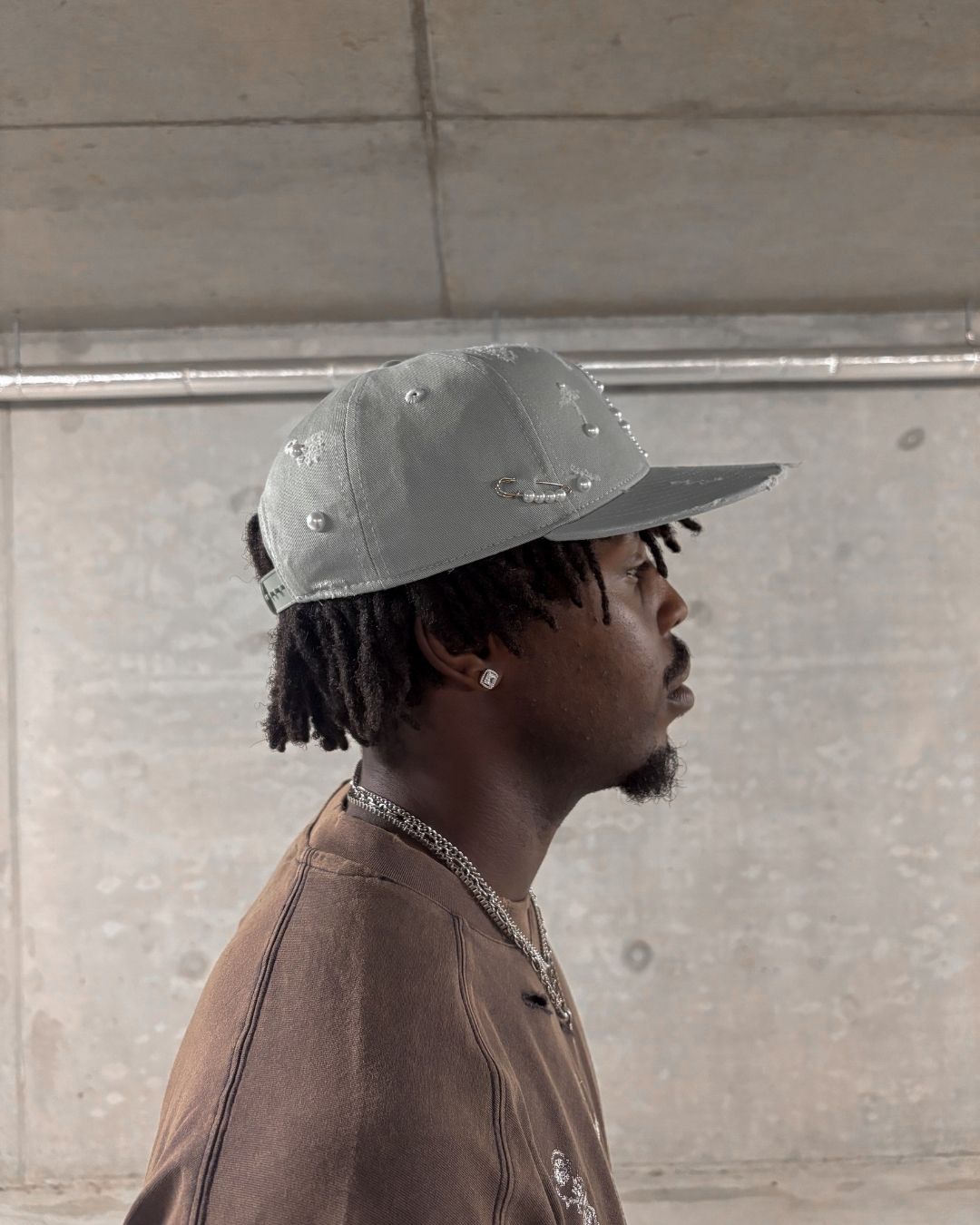 Graue Pearl Cap mit distressings