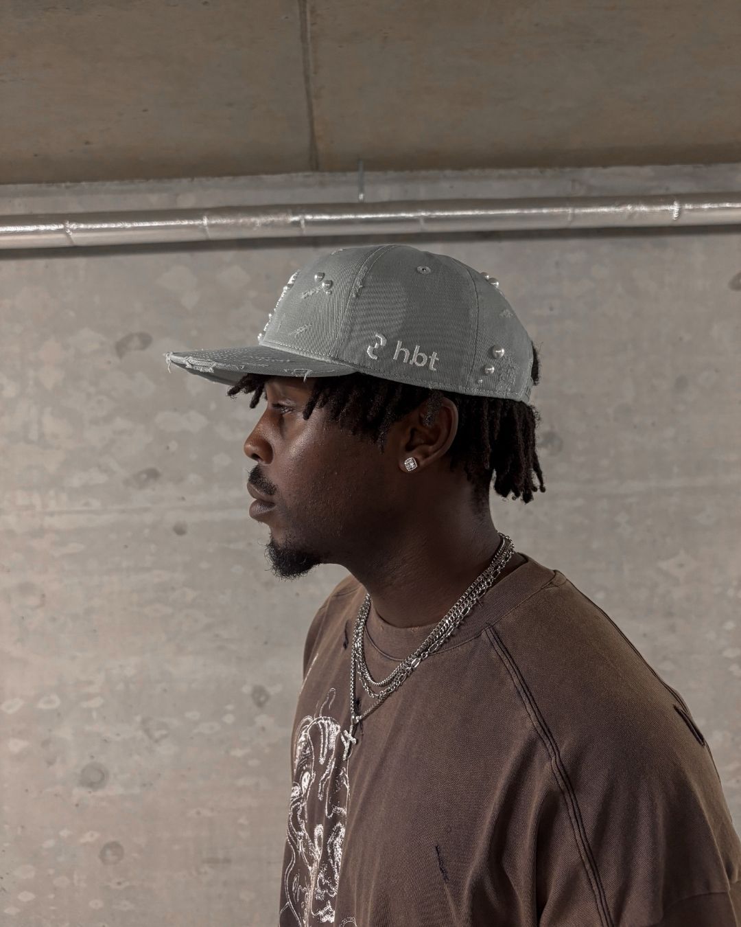 Graue Pearl Cap mit Logo an der Seite