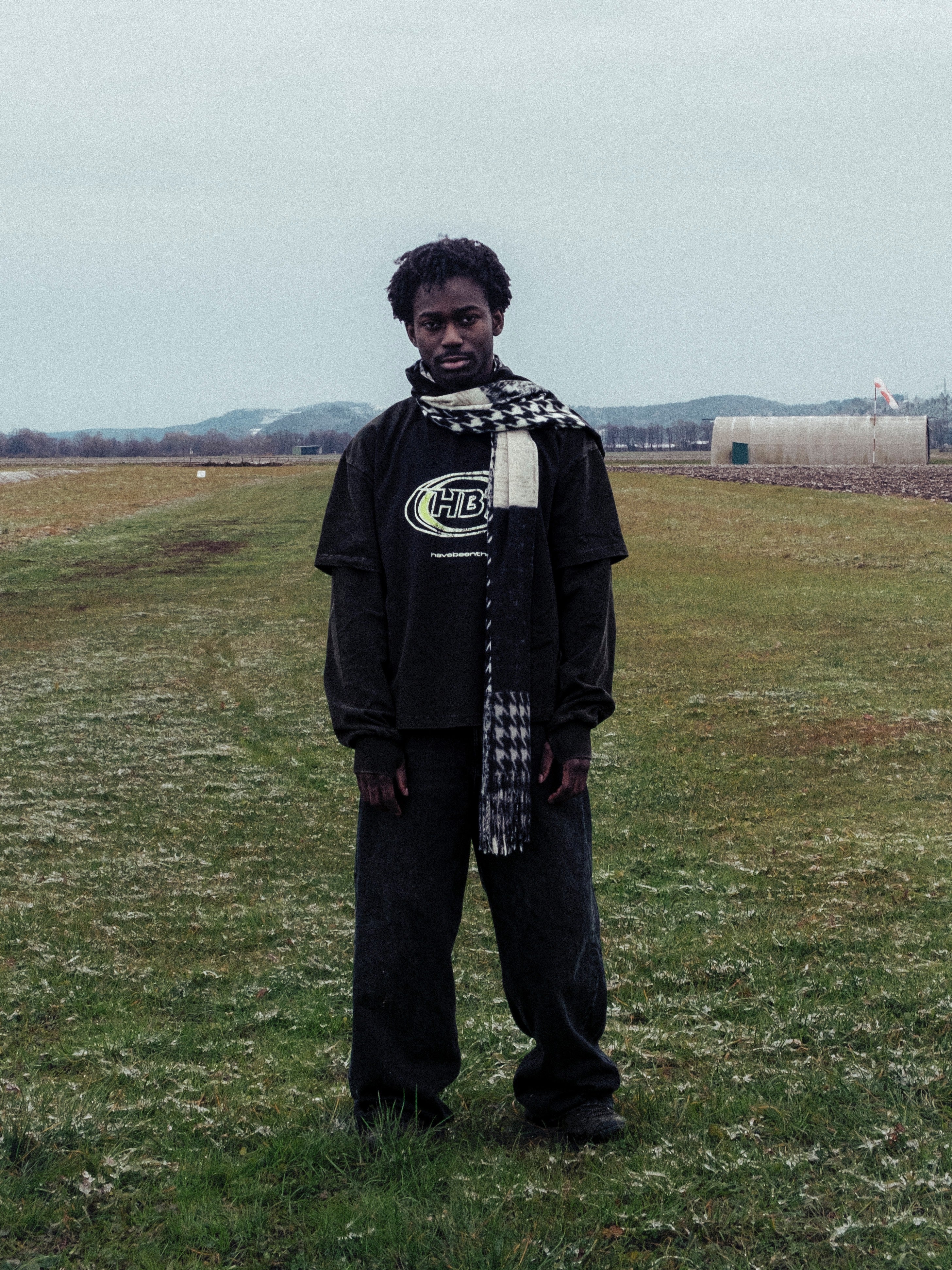 Streetwear Outfit: Black Longsleeve with cracked retro print