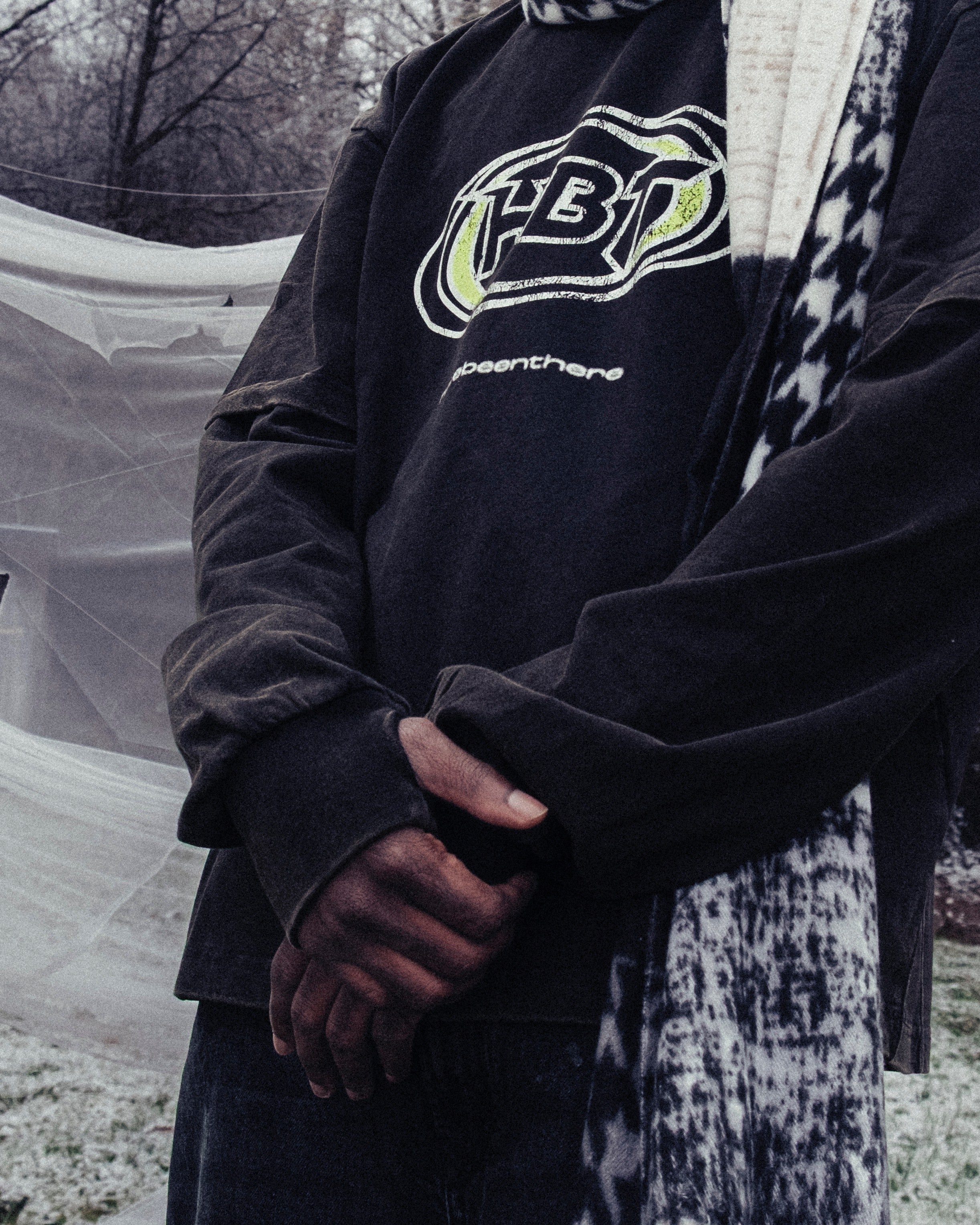 Streetwear Outfit: Black Cropped Longsleeve with thumbholes