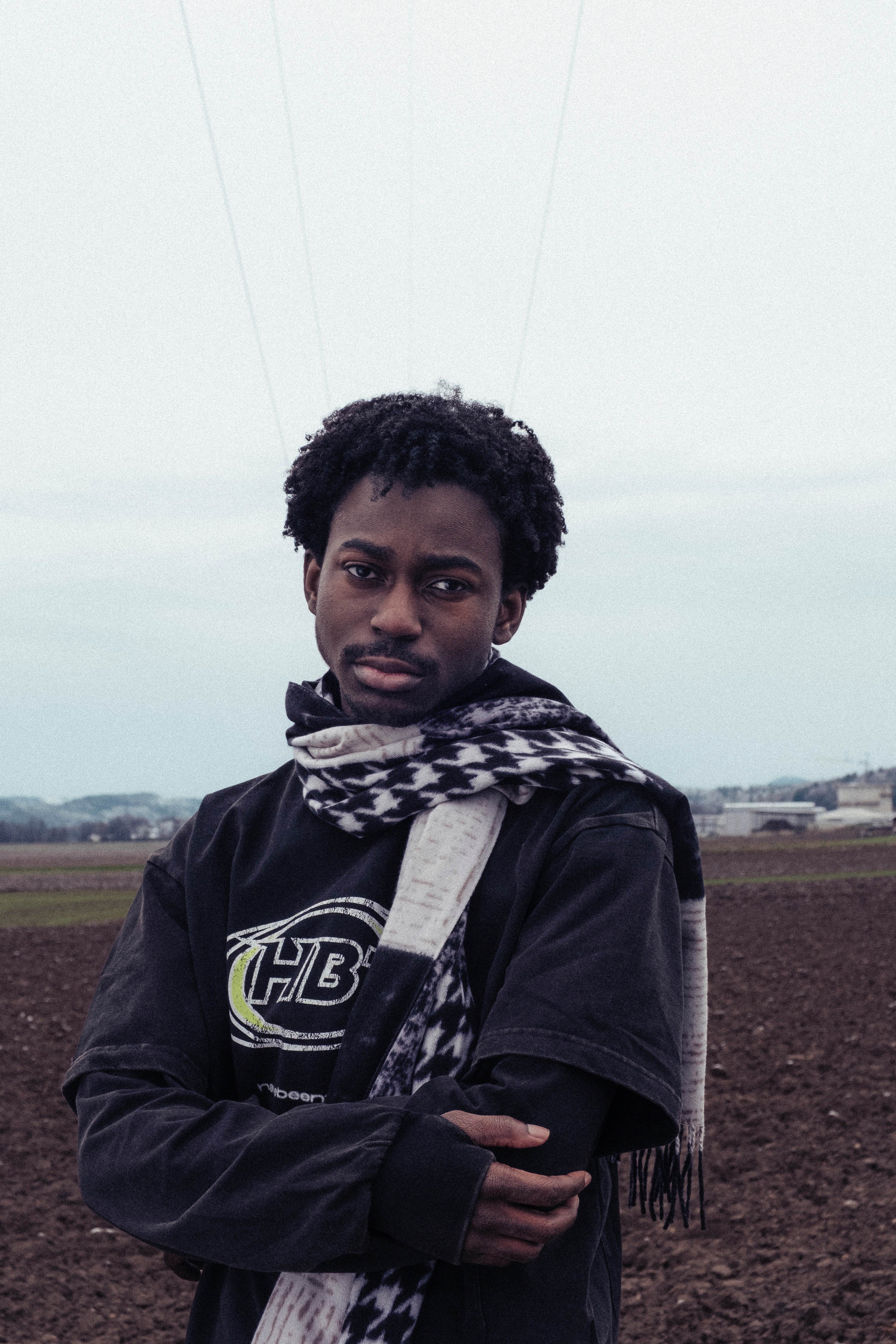 Streetwear Outfit: Black Cropped Longsleeve with cracked retro print