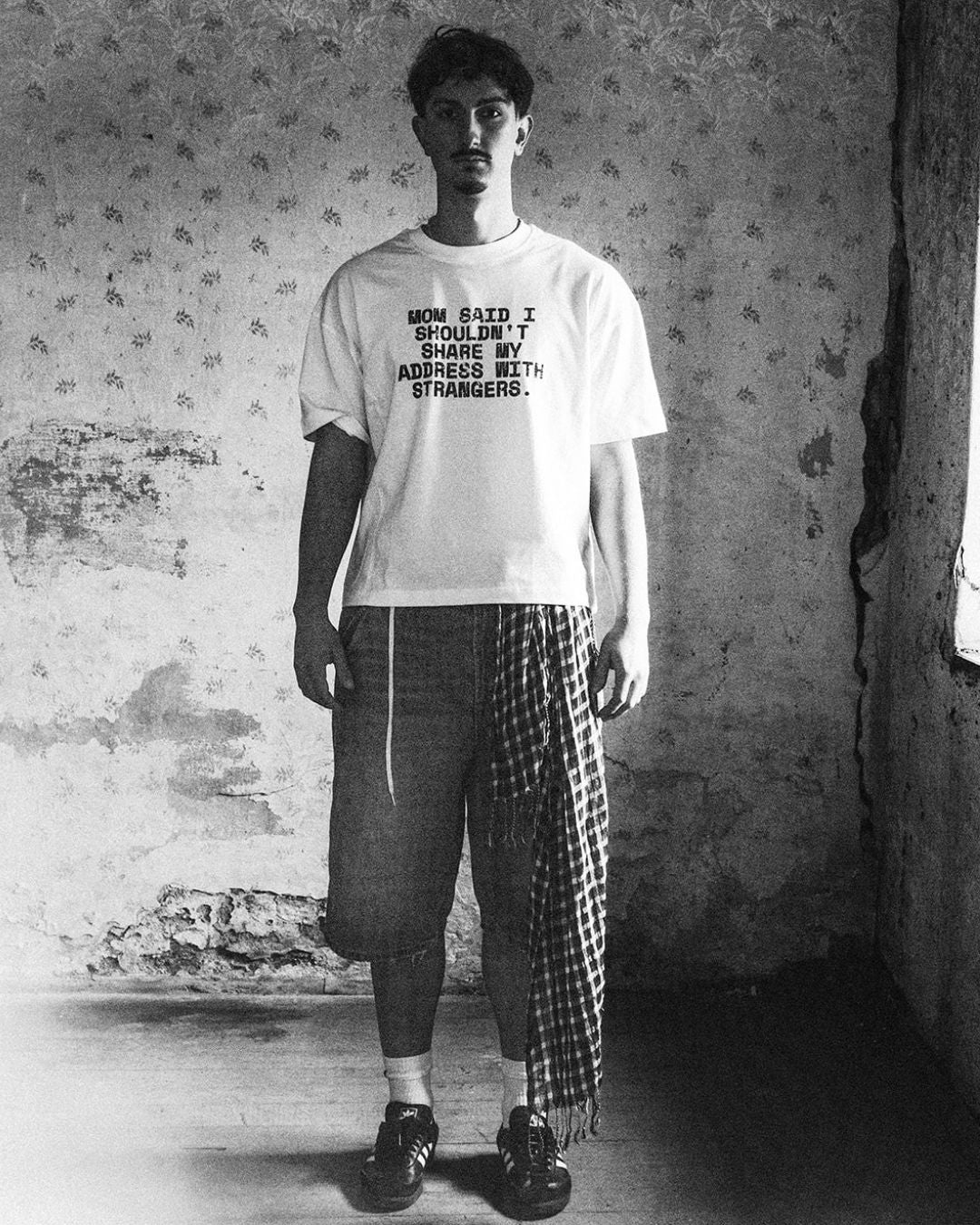 Distressed weißes Tshirt Model